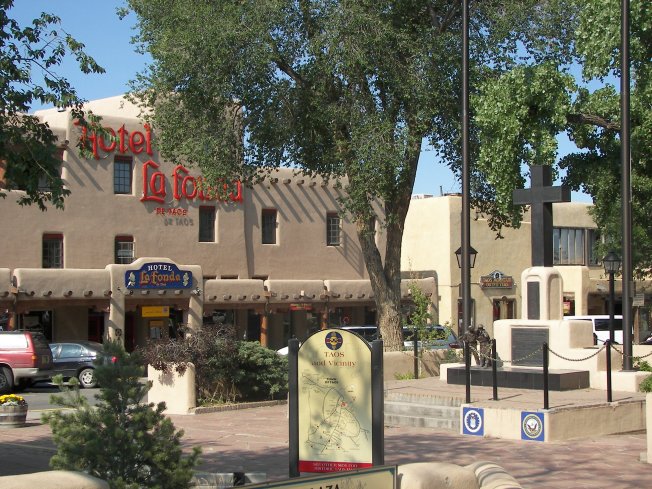 Taos_plaza_la_fonda